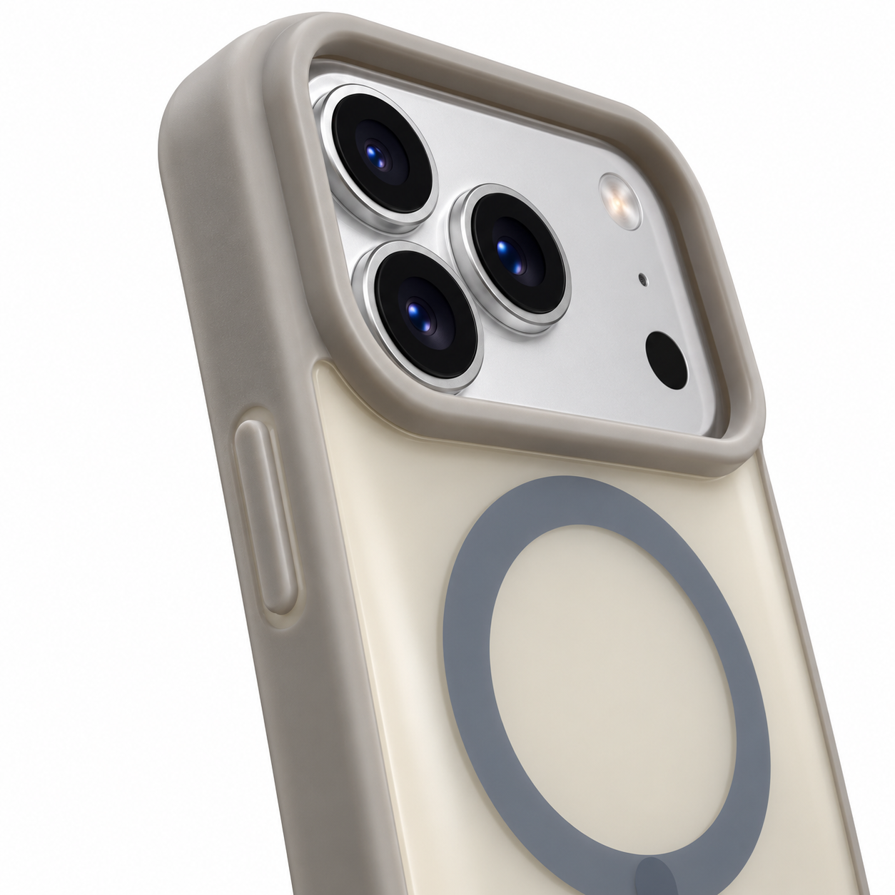 Detalle del marco con relieve alrededor de las cámaras de la funda beige con MagSafe.
